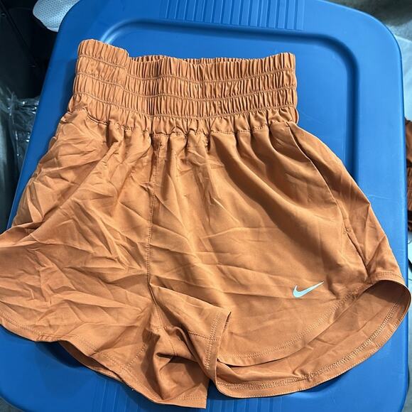 NWT Nike Training One High Rise 3 inch shorts in Rust Orange - XS - Picture 4 of 5